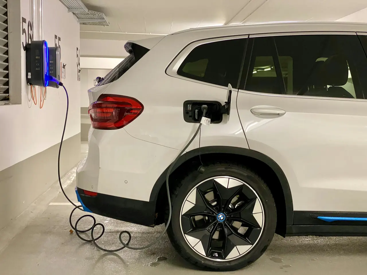 Garajda şarj istasyonuna bağlı elektrikli araç