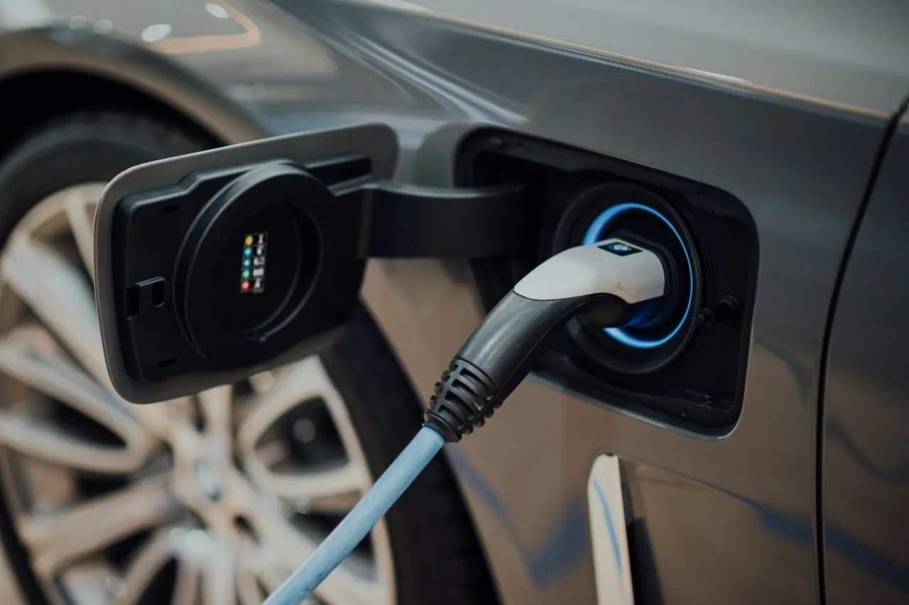 Elektrikli otomobilin şarj soketine takılı şarj kablosu
