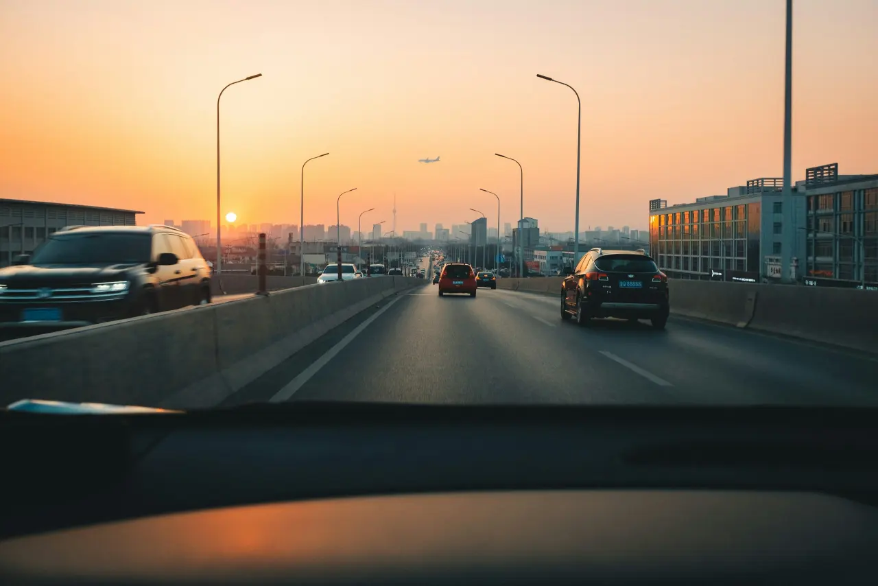 Gün batımında şehir içi trafikte araçlar
