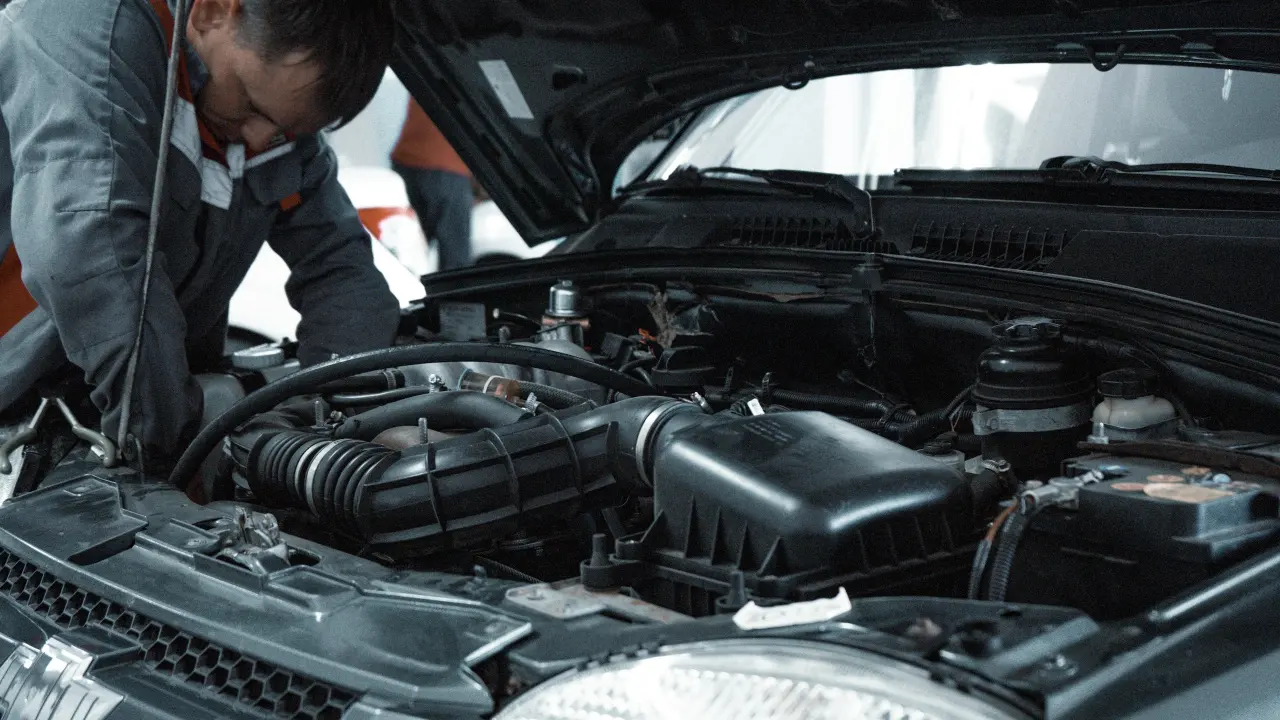 Servis teknisyeni motor bölmesini inceliyor
