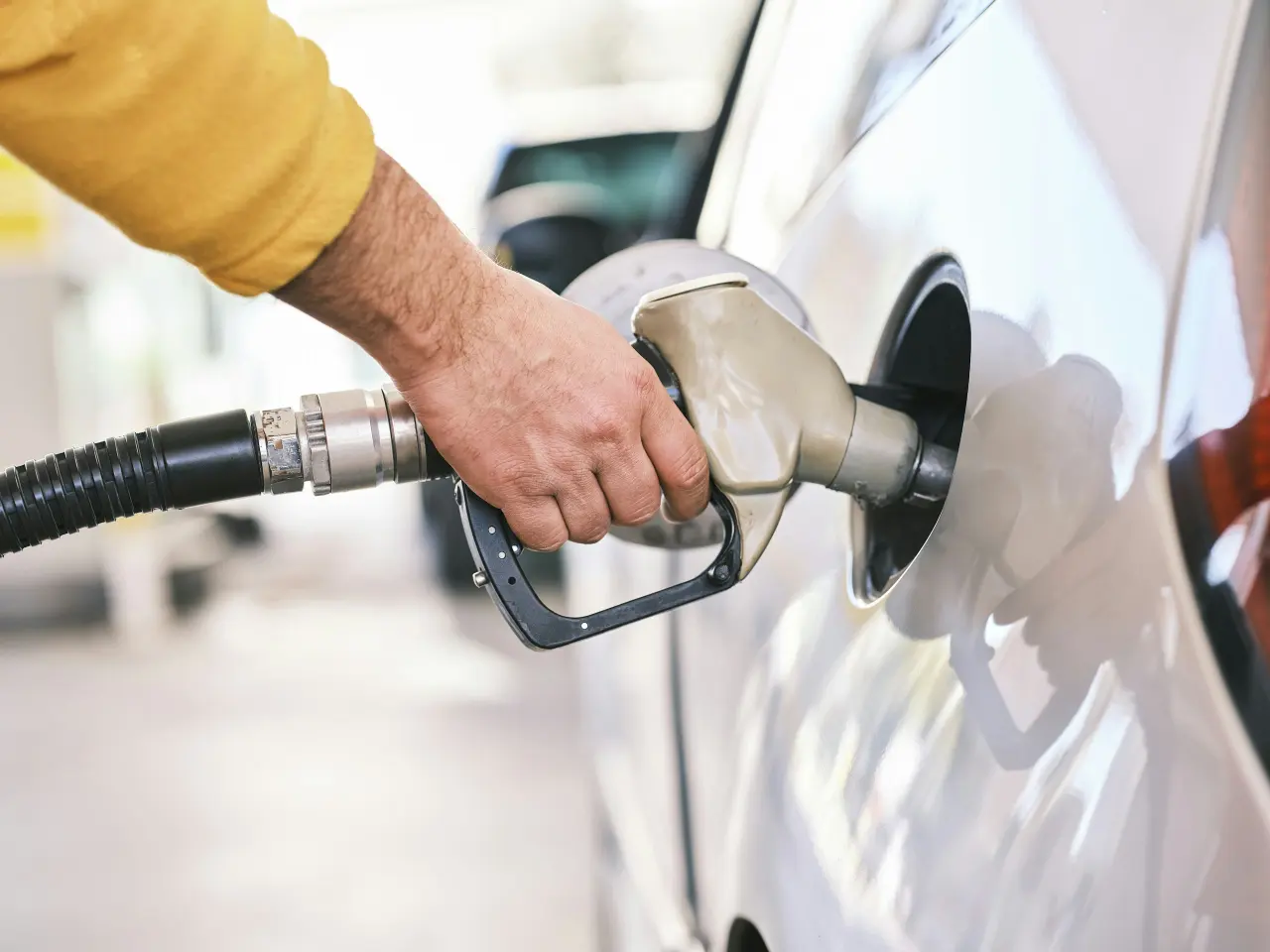 Akaryakıt istasyonunda otomobilin deposu dolduruluyor